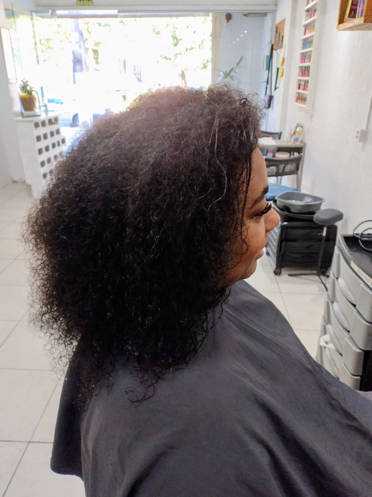Cabelo cacheado com volume antes da progressiva semidefinitiva em Alvorada RS