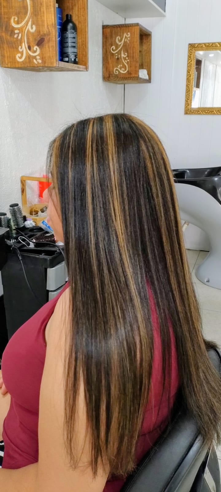 Cabelo longo liso com mechas iluminadas após progressiva semidefinitiva em Alvorada RS