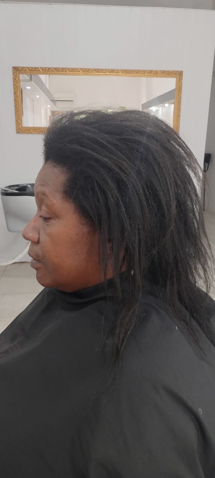 Cabelo com volume e frizz antes da progressiva semidefinitiva no Espaço Essência