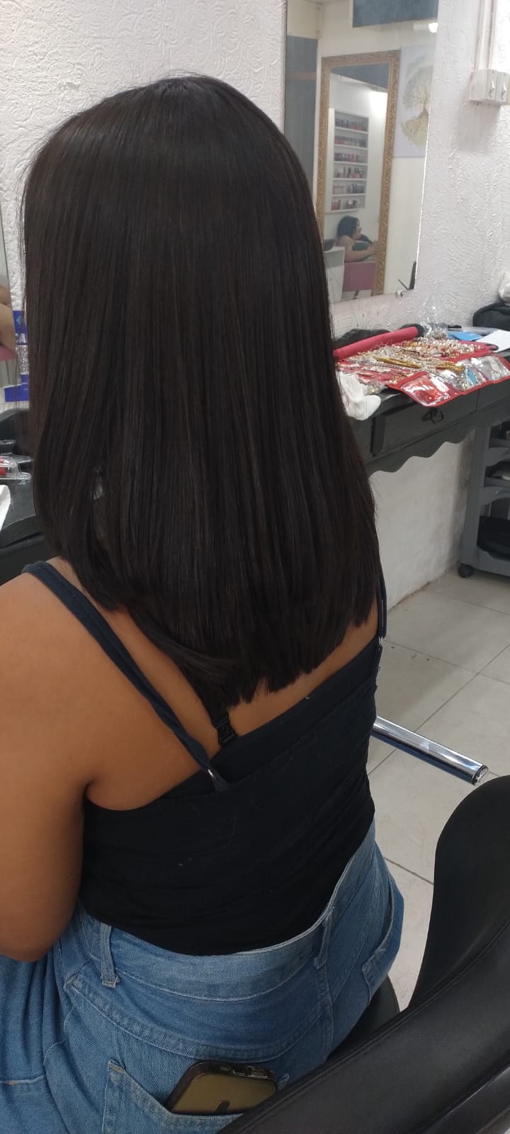 Cabelo escuro com corte reto e brilho após progressiva semidefinitiva no Espaço Essência
