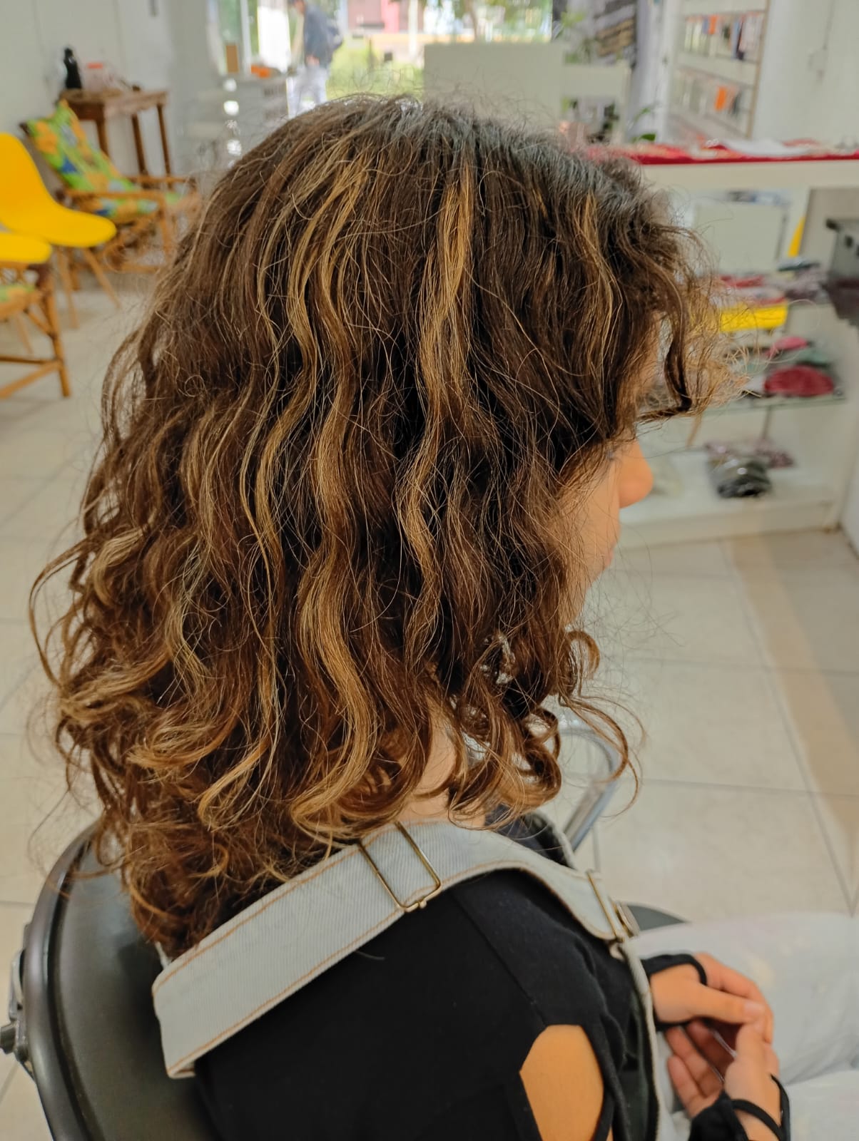 Cabelo antes da progressiva definitiva, com ondas volumosas e mechas iluminadas