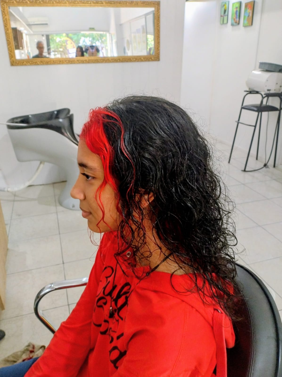 Cabelo cacheado durante procedimento de soltura de cachos em Alvorada RS