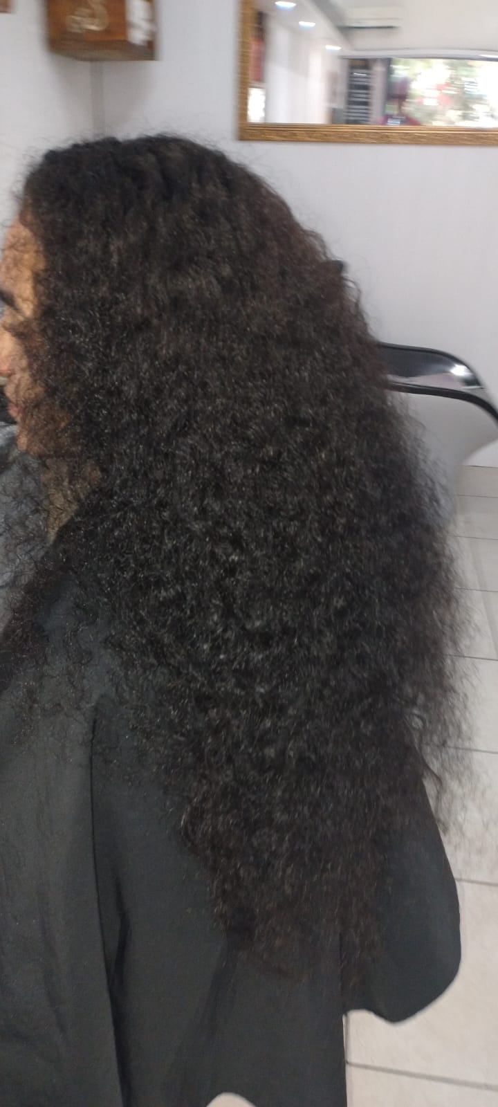Cabelo crespo longo com muito volume antes do procedimento de soltura de cachos