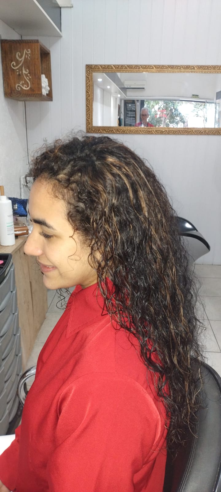 Cachos longos definidos com mechas iluminadas após soltura de cachos em Alvorada RS