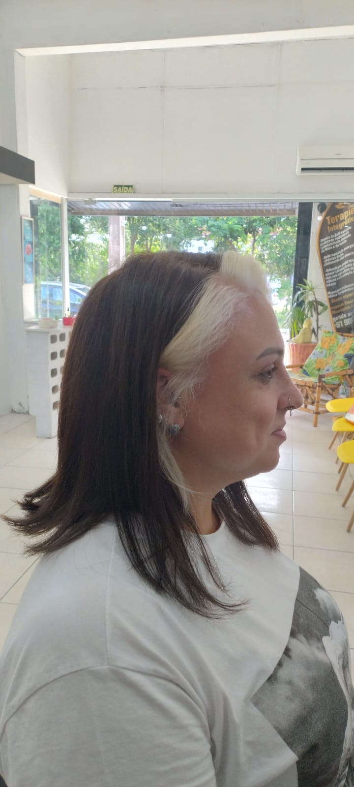 Corte médio liso com acabamento reto e mecha frontal loira, feito no Espaço Essência