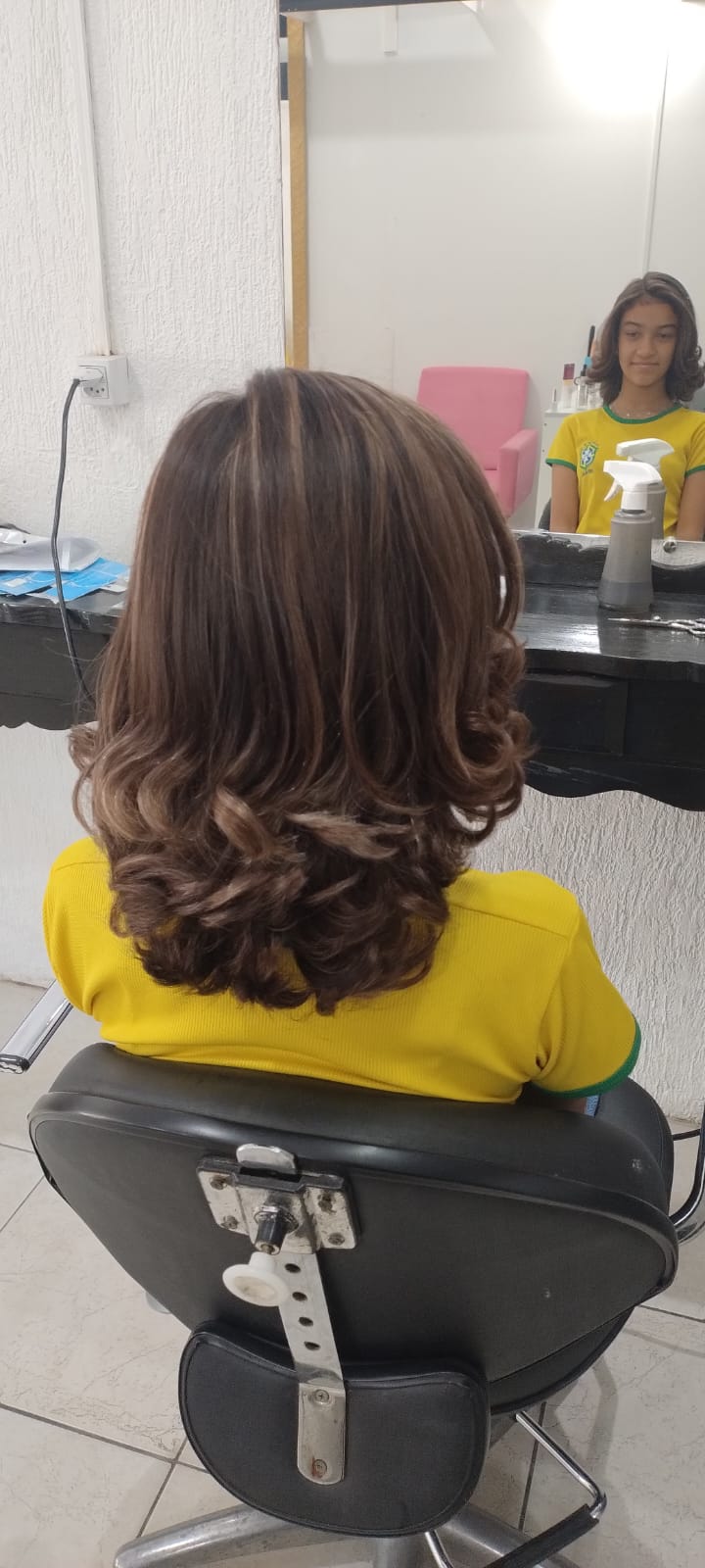Corte médio com pontas modeladas e escova finalizada em salão de beleza em Alvorada RS