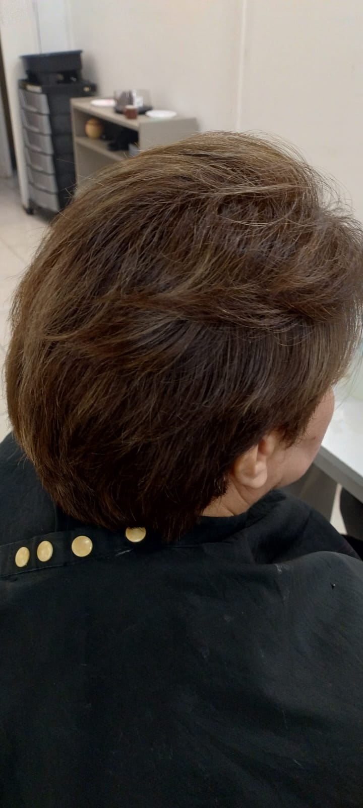 Corte curto masculinizado com textura e movimento no topo, feito em Alvorada RS