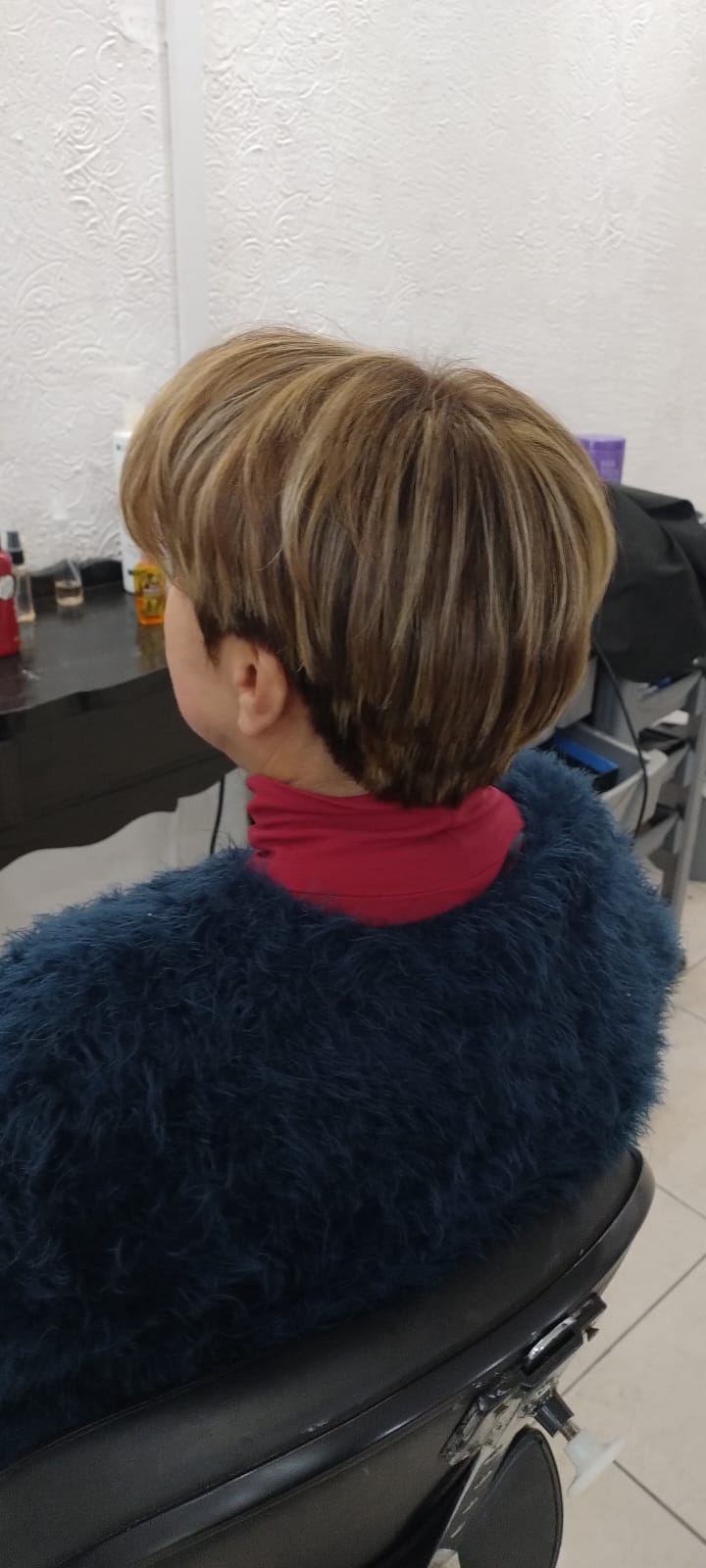 Corte curto tipo chanel com mechas loiras em salão de beleza em Alvorada RS
