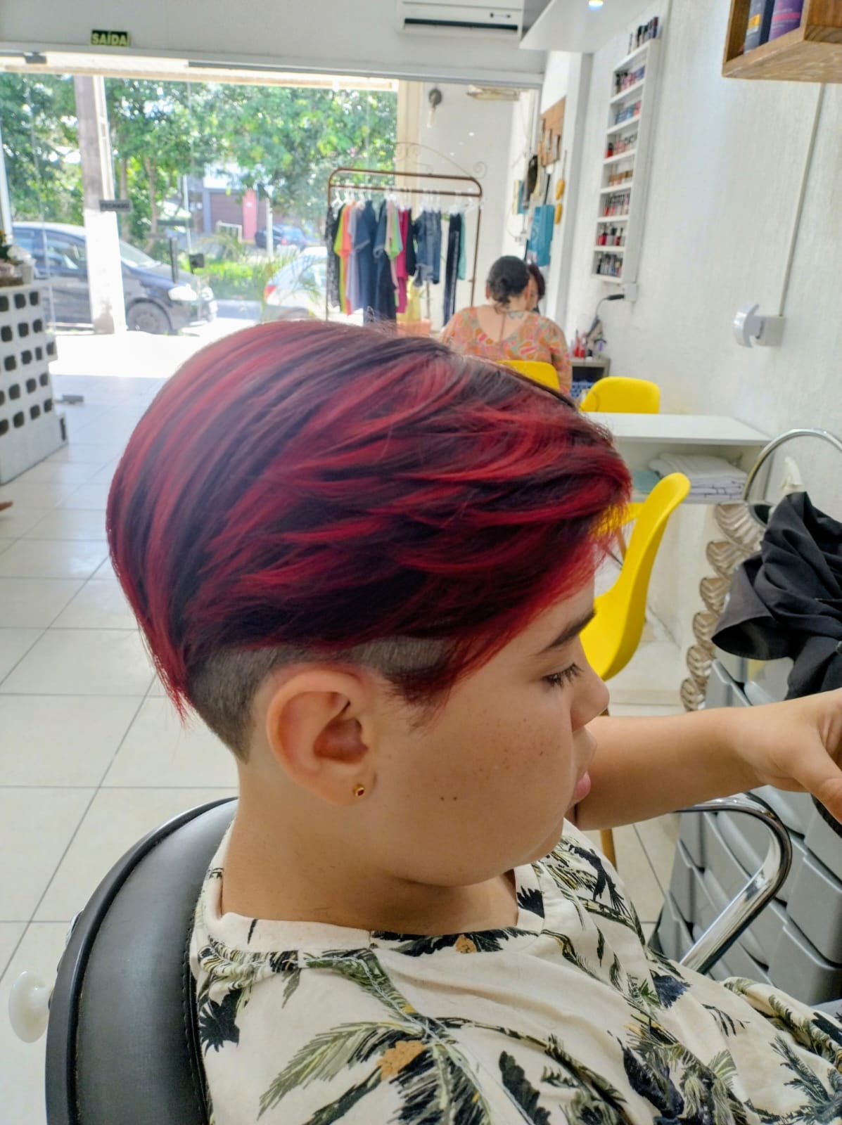 Corte curto moderno com máquina nas laterais e coloração vermelha vibrante