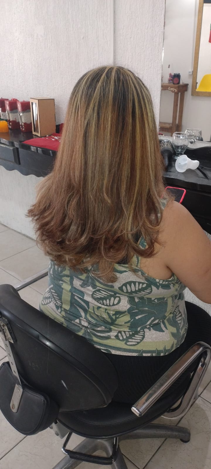 Corte longo em camadas com mechas iluminadas e pontas modeladas em Alvorada RS