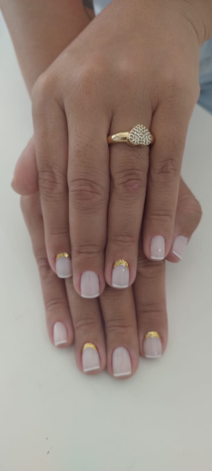 Esmaltação em gel com francesinha branca e detalhe dourado feita no Espaço Essência em Alvorada RS