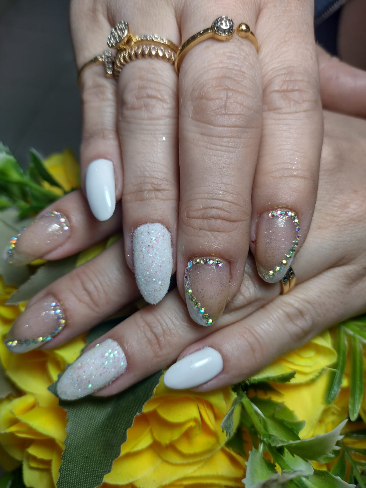 Esmaltação em gel com brilho, glitter e pedrarias em unhas amendoadas em Alvorada RS